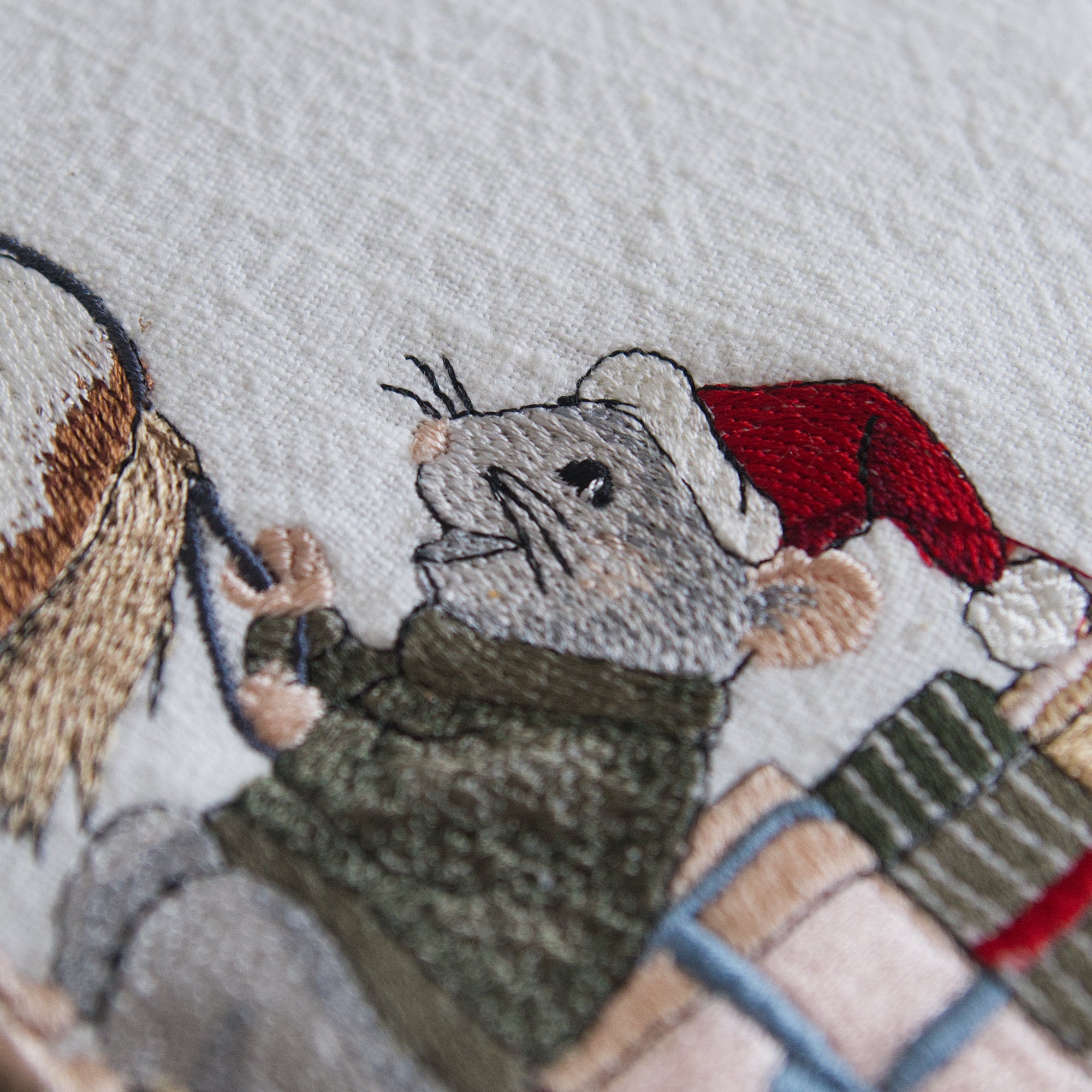 Stickdatei Schlittenfahrt – Aufwendiges Stickmuster Maus mit Pferd & Geschenken • Fröhlich-winterliche Stickdatei für Weihnachten & Deko