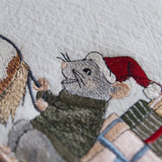 Stickdatei Schlittenfahrt – Aufwendiges Stickmuster Maus mit Pferd & Geschenken • Fröhlich-winterliche Stickdatei für Weihnachten & Deko