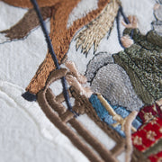 Stickdatei Schlittenfahrt – Aufwendiges Stickmuster Maus mit Pferd & Geschenken • Fröhlich-winterliche Stickdatei für Weihnachten & Deko