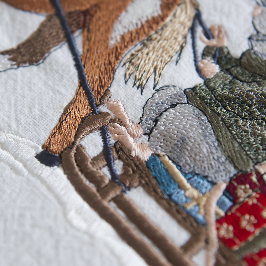 Stickdatei Schlittenfahrt – Aufwendiges Stickmuster Maus mit Pferd & Geschenken • Fröhlich-winterliche Stickdatei für Weihnachten & Deko