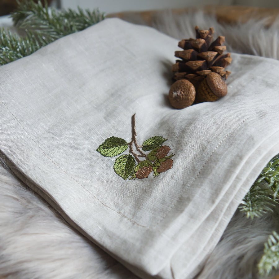 Stickdatei 3 Haselnüsse – Herbstliches Stickmuster mit Zweig und Nüssen • Naturmotiv für Landhausstil & Geschenkideen