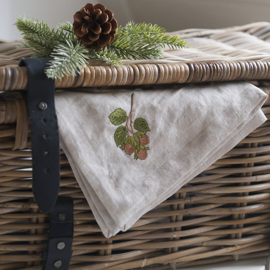 Stickdatei 3 Haselnüsse – Herbstliches Stickmuster mit Zweig und Nüssen • Naturmotiv für Landhausstil & Geschenkideen