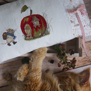 Stickdatei Apfelhaus – Herbstliches Stickmotiv, kombinierbar mit der Maus mit Nusskorb