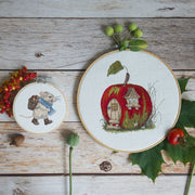 Stickdatei Maus mit Nusskorb – Herbstliches Stickmotiv, kombinierbar mit der Stickdatei Apfelhaus