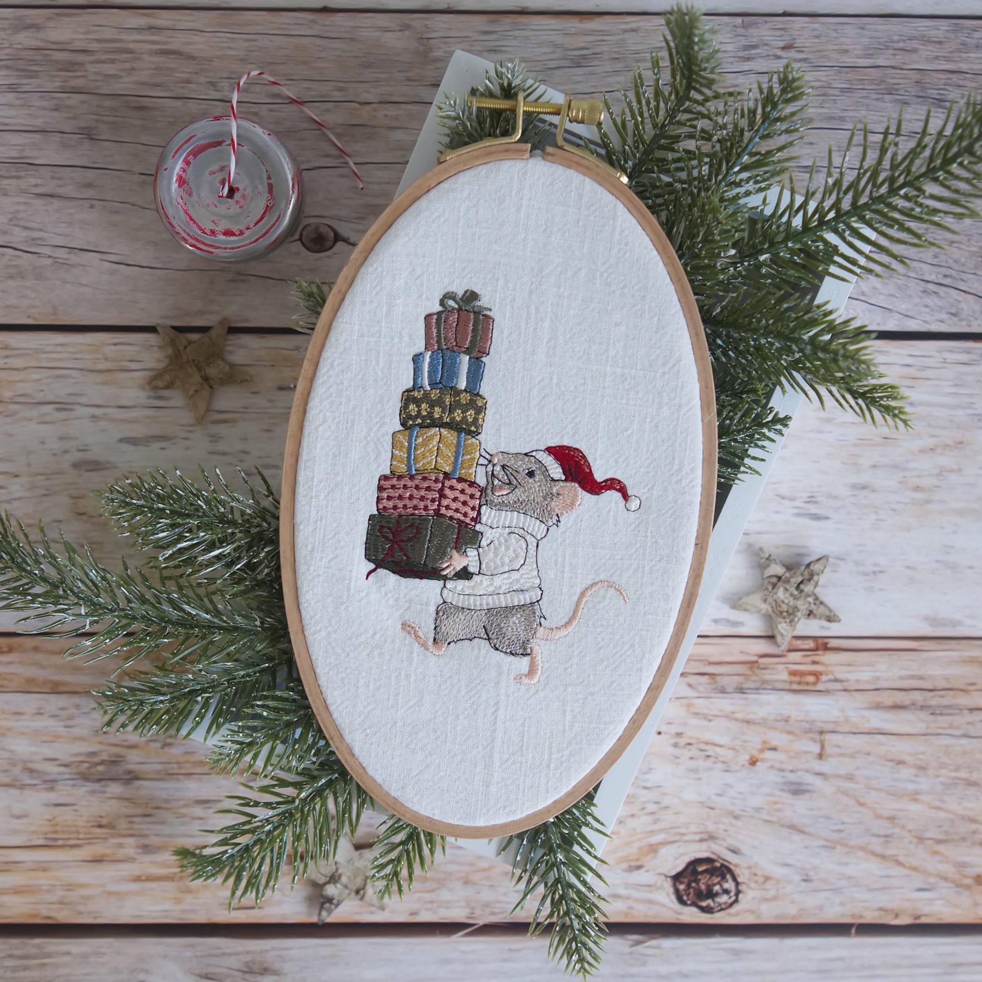 Stickdatei Beschenkening mit Maus und Geschenken • Weihnachtliches Stickmuster Tiermotiv • Fröhliche Stickdatei für Deko, Handarbeit & Geschenkideen.