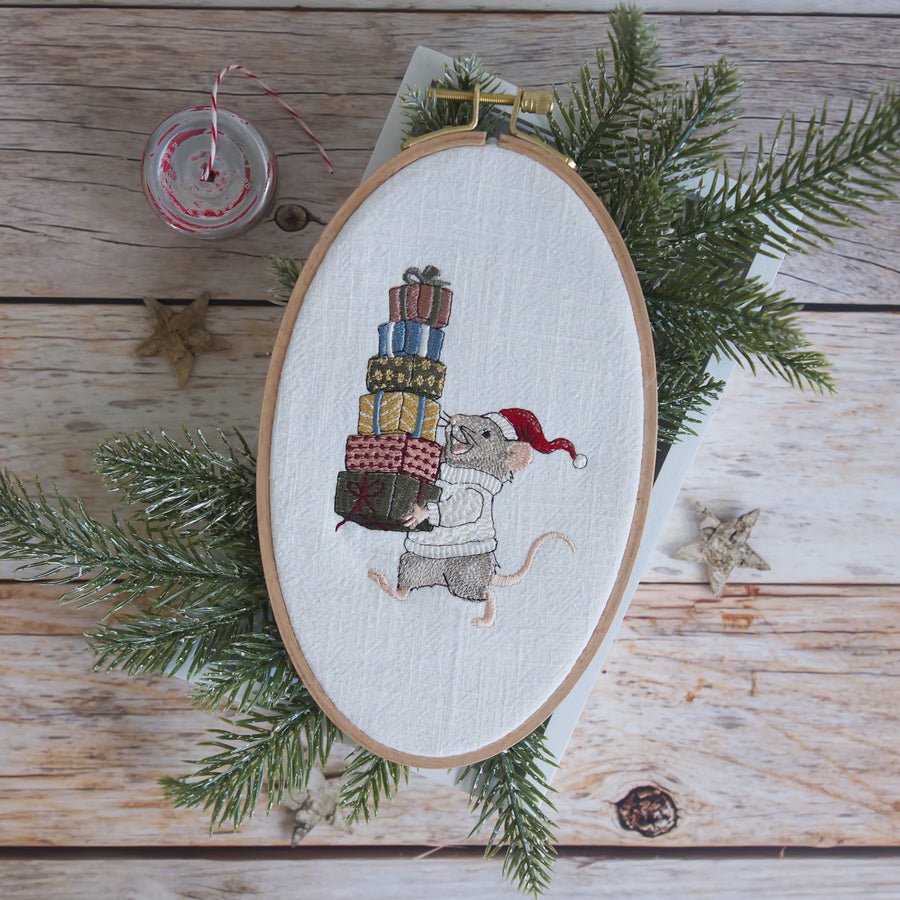 Stickdatei Beschenkening mit Maus und Geschenken • Weihnachtliches Stickmuster Tiermotiv • Fröhliche Stickdatei für Deko, Handarbeit & Geschenkideen.