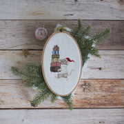 Stickdatei Beschenkening – Weihnachtliches Stickmuster Maus mit Geschenken • Winter Stickdatei Tiermotiv für festliche Handarbeiten & Deko