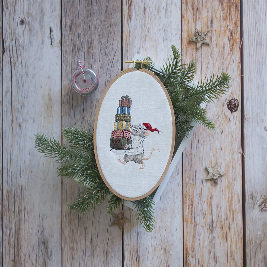 Stickdatei Beschenkening – Weihnachtliches Stickmuster Maus mit Geschenken • Winter Stickdatei Tiermotiv für festliche Handarbeiten & Deko
