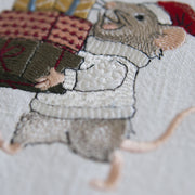 Stickdatei Beschenkening – Weihnachtliches Stickmuster Maus mit Geschenken • Winter Stickdatei Tiermotiv für festliche Handarbeiten & Deko