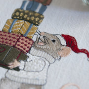 Stickdatei Beschenkening – Weihnachtliches Stickmuster Maus mit Geschenken • Winter Stickdatei Tiermotiv für festliche Handarbeiten & Deko