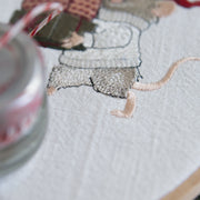 Stickdatei Beschenkening – Weihnachtliches Stickmuster Maus mit Geschenken • Winter Stickdatei Tiermotiv für festliche Handarbeiten & Deko