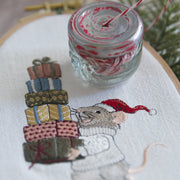 Stickdatei Beschenkening – Weihnachtliches Stickmuster Maus mit Geschenken • Winter Stickdatei Tiermotiv für festliche Handarbeiten & Deko
