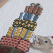 Stickdatei Beschenkening – Weihnachtliches Stickmuster Maus mit Geschenken • Winter Stickdatei Tiermotiv für festliche Handarbeiten & Deko