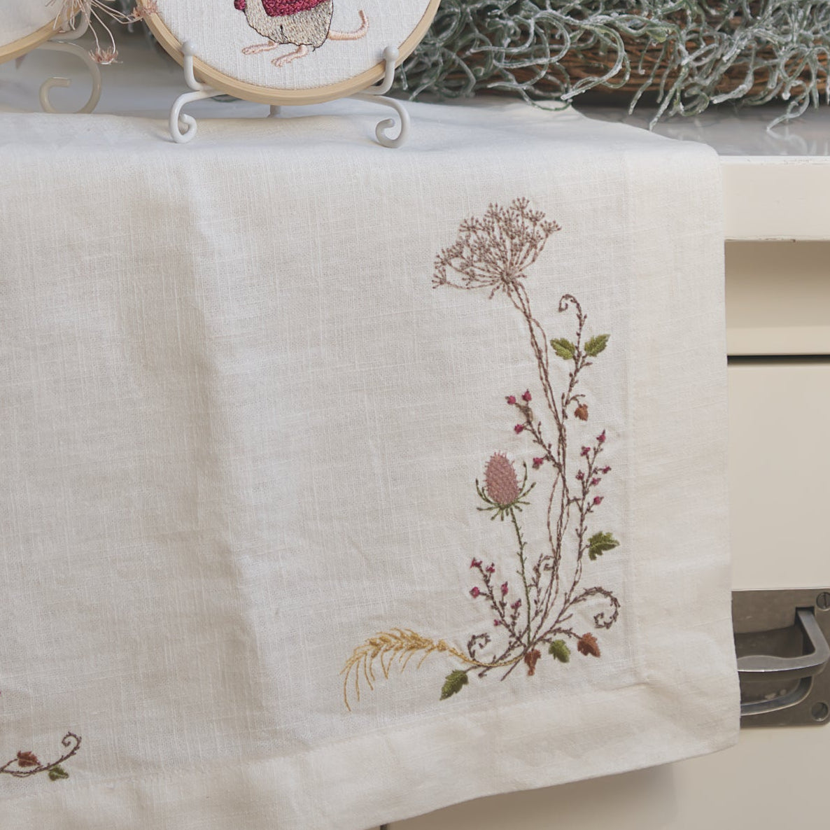 Stickdatei Herbstliche Ecke rechts, Stickmotiv 13x18 cm mit Distel, goldenem Gras und Beeren auf Leinen-Tischläufer