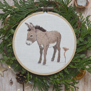 Stickdatei Esel für die Stickmaschine, Stickmotiv 10x10 cm, Esel mit weich schattiertem Fell und dunkler Mähne im Schnee, Weihnachtsmotiv zum Sticken