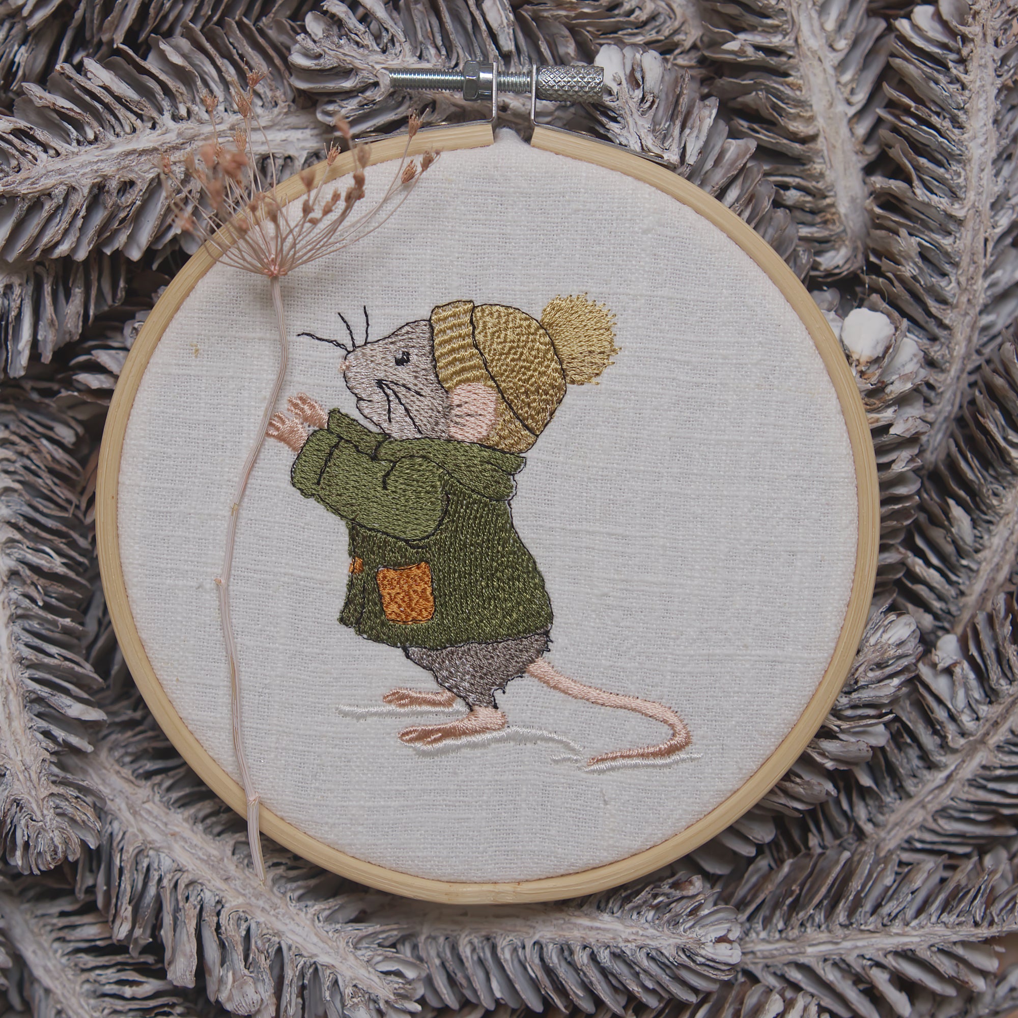 Stickdatei Maus im Schnee für die Stickmaschine, Stickmotiv 10x10 cm, Schneemaus mit erhobenen Händen im Winterkleid, Weihnachtsmotiv zum Sticken