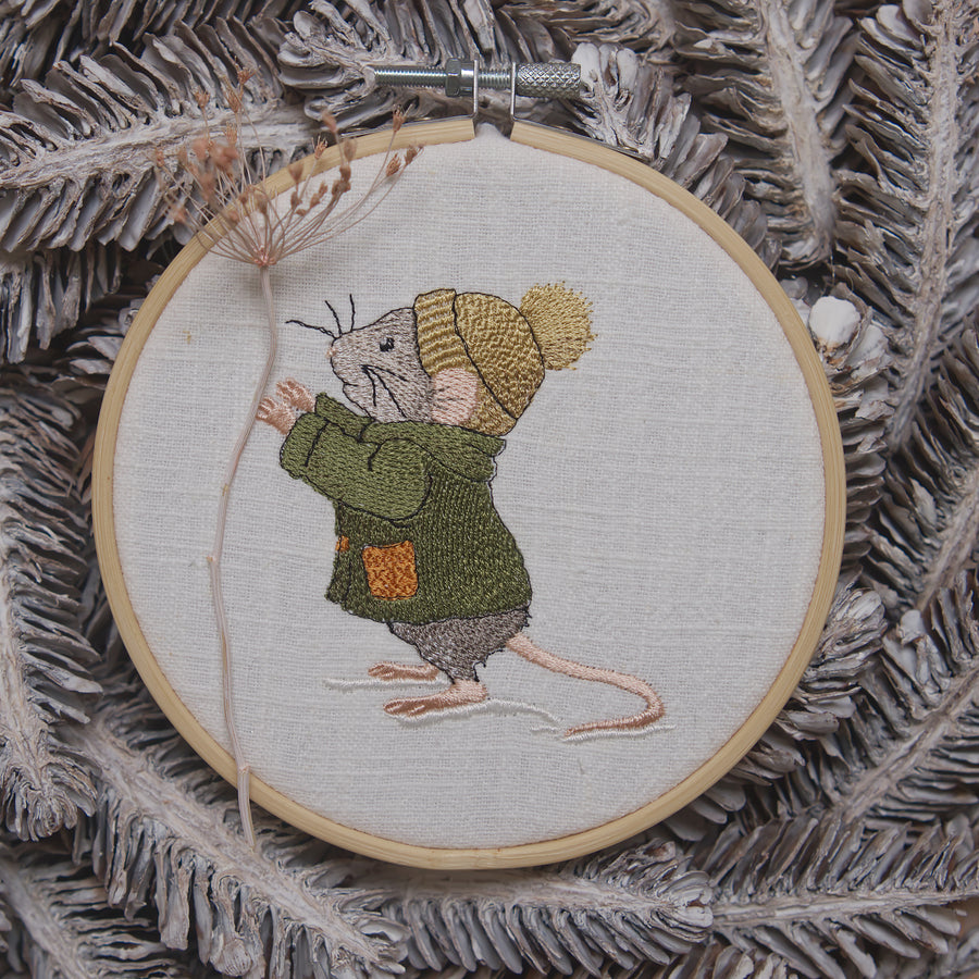 Stickdatei Maus im Schnee für die Stickmaschine, Stickmotiv 10x10 cm, Schneemaus mit erhobenen Händen im Winterkleid, Weihnachtsmotiv zum Sticken