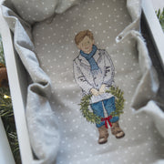 Stickdatei Weihnachten – Junge mit Kranz
