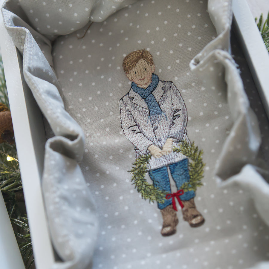 Stickdatei Weihnachten – Junge mit Kranz