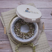 Stickdatei Mädchen und Lamm auf der Wiese