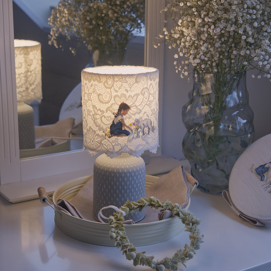 Stickdatei Mädchen und Lamm auf der Wiese