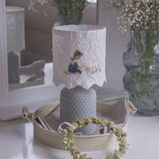 Stickdatei Mädchen und Lamm auf der Wiese