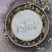 Stickdatei zwei Lämmer mit feiner Fellstruktur im Stickrahmen, hochwertiges Ostermotiv für Stickmaschine