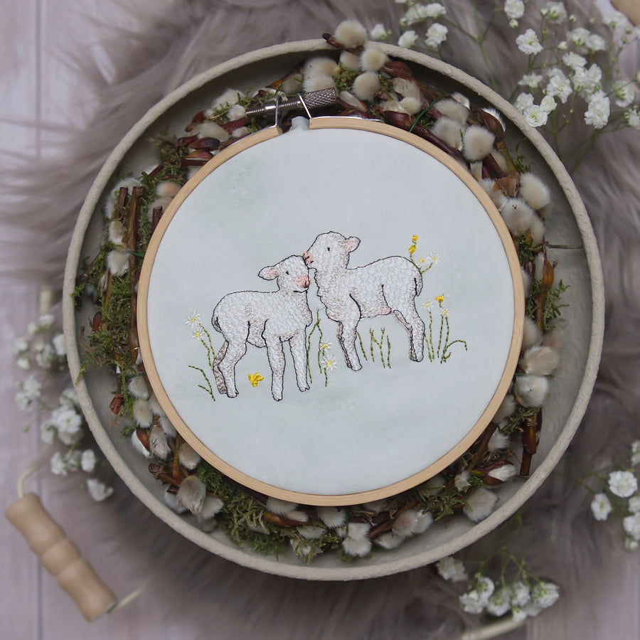 Stickdatei zwei Lämmer mit feiner Fellstruktur im Stickrahmen, hochwertiges Ostermotiv für Stickmaschine