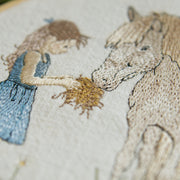 Stickdatei Mädchen füttert Pferd