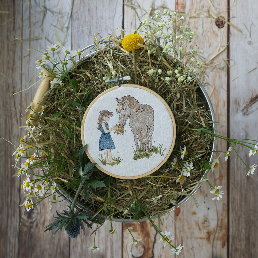 Stickdatei Mädchen füttert Pferd