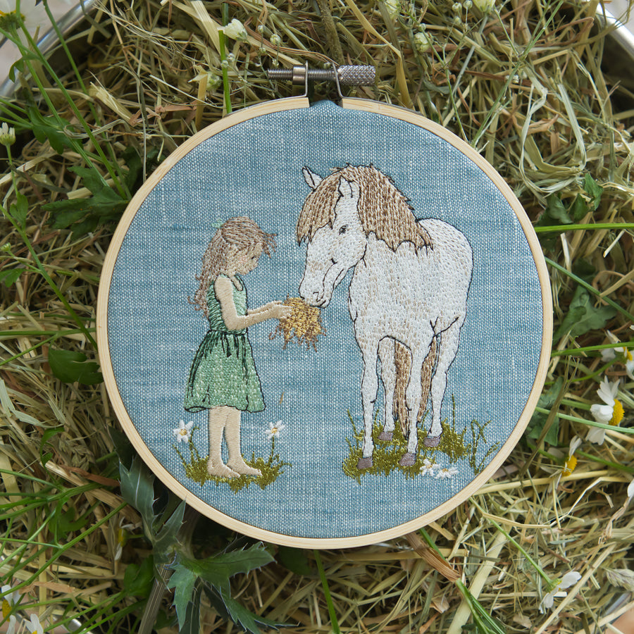 Stickdatei Mädchen füttert Pferd