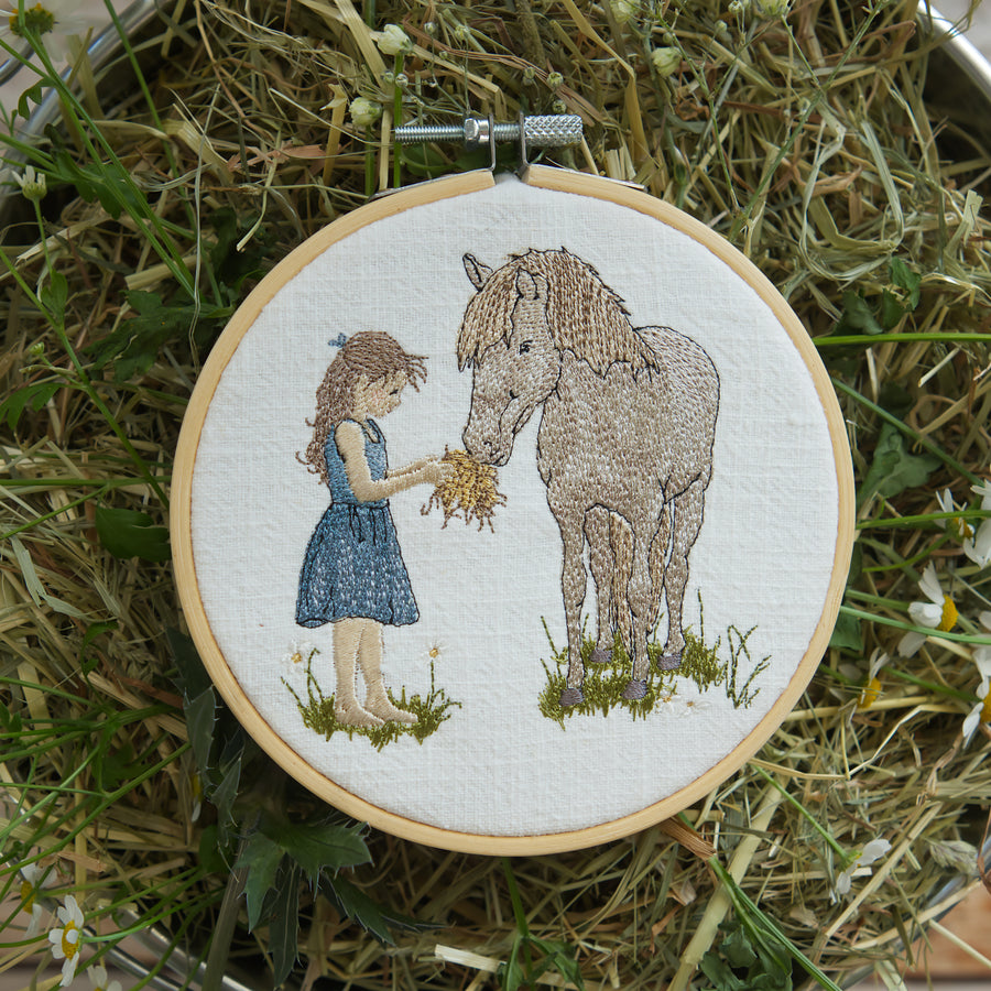 Stickdatei Maschinensticken Mädchen Pferd Weide füttern Frühling Sommer Herbst Cora Design