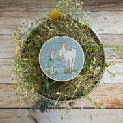 Stickdatei Mädchen füttert Pferd