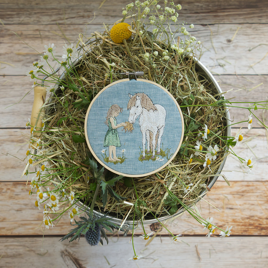 Stickdatei Mädchen füttert Pferd