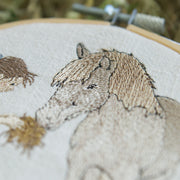 Stickdatei Mädchen füttert Pferd