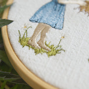 Stickdatei Mädchen füttert Pferd