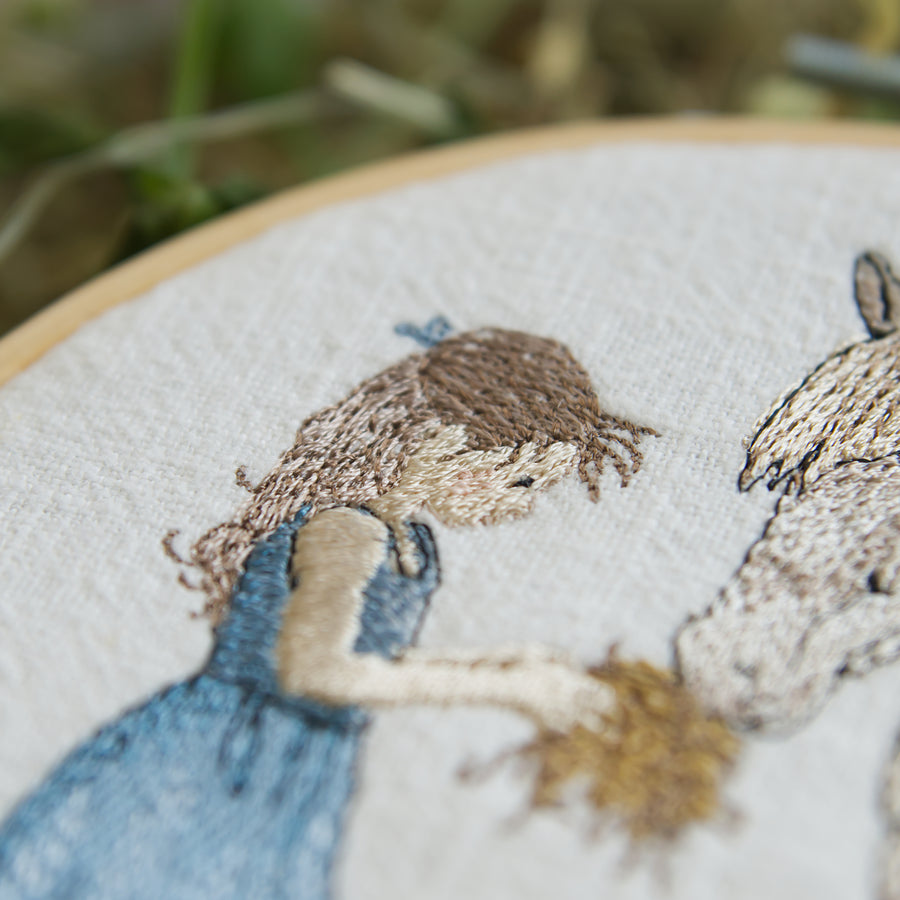 Stickdatei Mädchen füttert Pferd