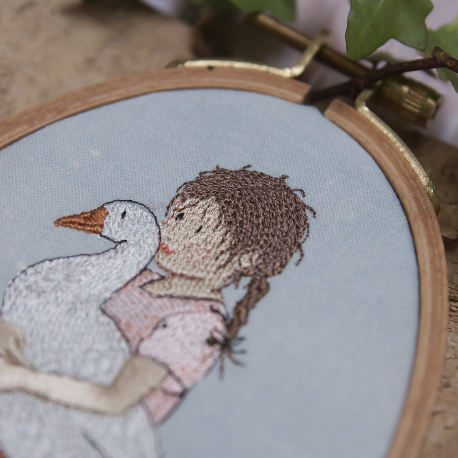 Stickdatei Mädchen mit Gans