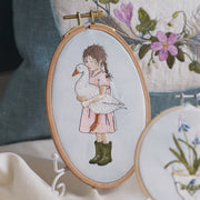 Stickdatei Mädchen mit Gans