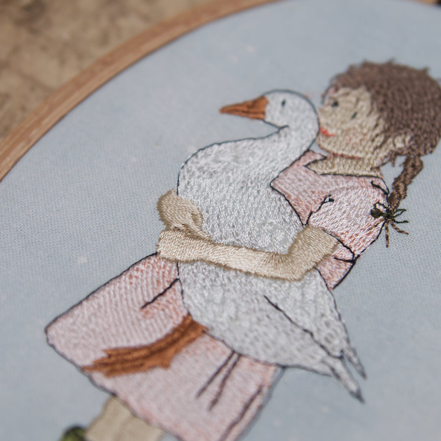 Stickdatei Mädchen mit Gans