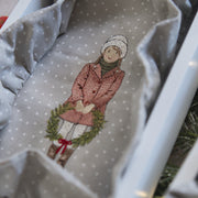 Stickdatei Weihnachten – Mädchen mit Kranz