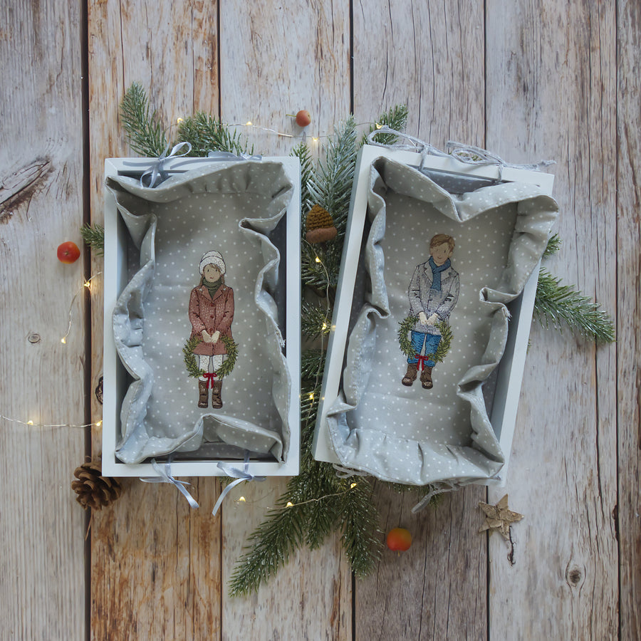 Stickdatei Weihnachten – Junge mit Kranz