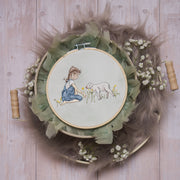 Stickdatei Mädchen und Lamm auf der Wiese