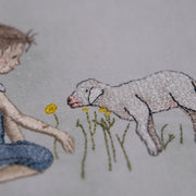 Stickdatei Mädchen und Lamm auf der Wiese