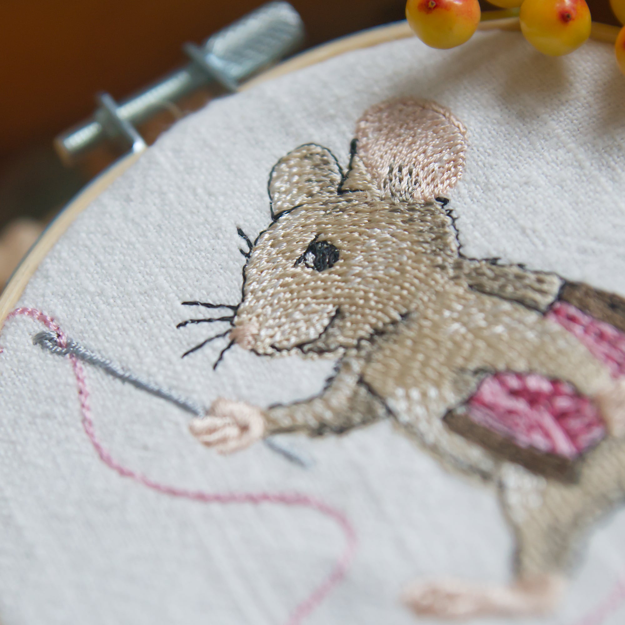 Stickdatei Maus mit Garnkone