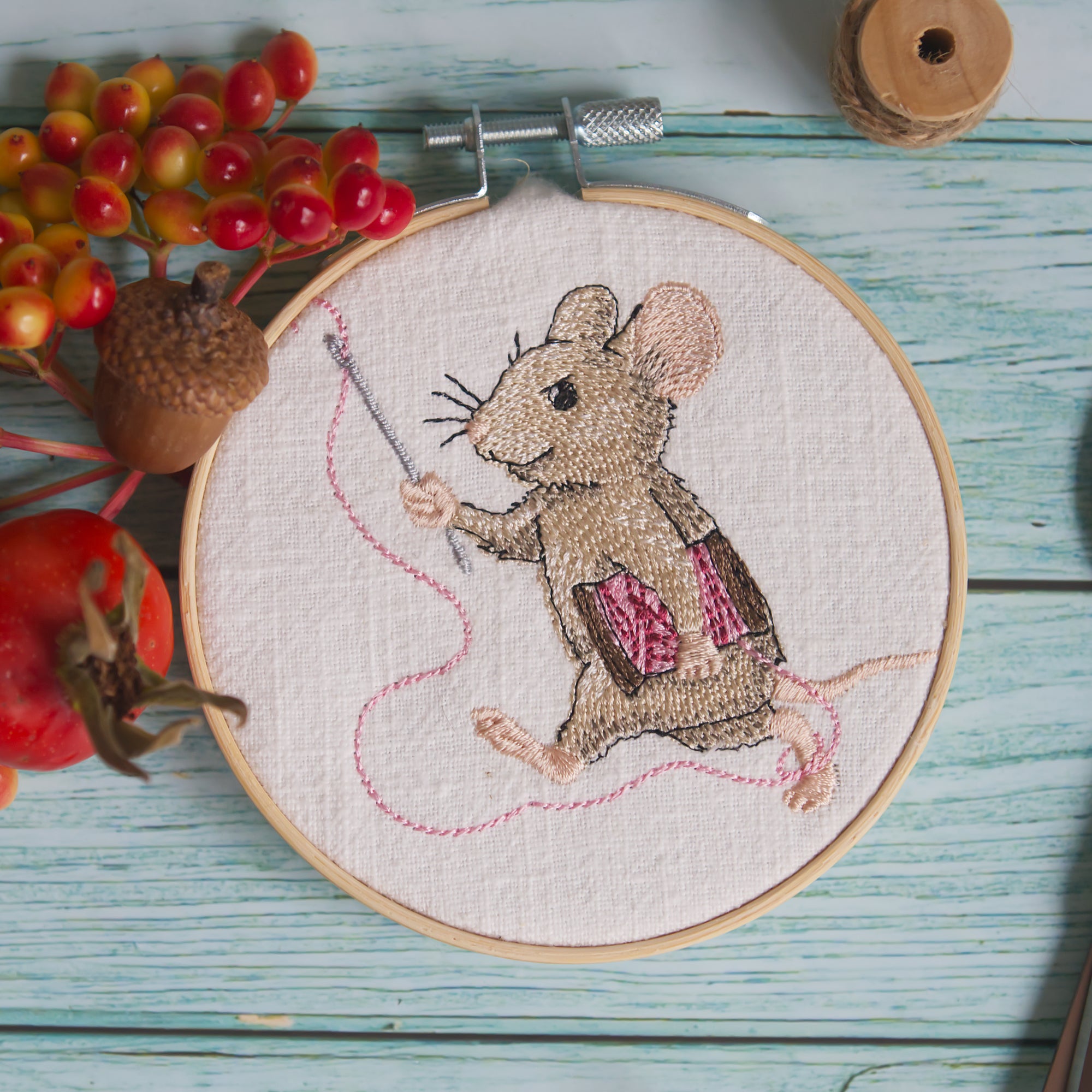 Stickdatei Maus mit Garnkone Frühling Sommer Herbst Winter Cora Design Diy Atelier