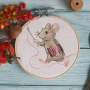 Stickdatei Maus mit Garnkone Frühling Sommer Herbst Winter Cora Design Diy Atelier