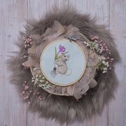 Stickdatei Maus mit Krokus