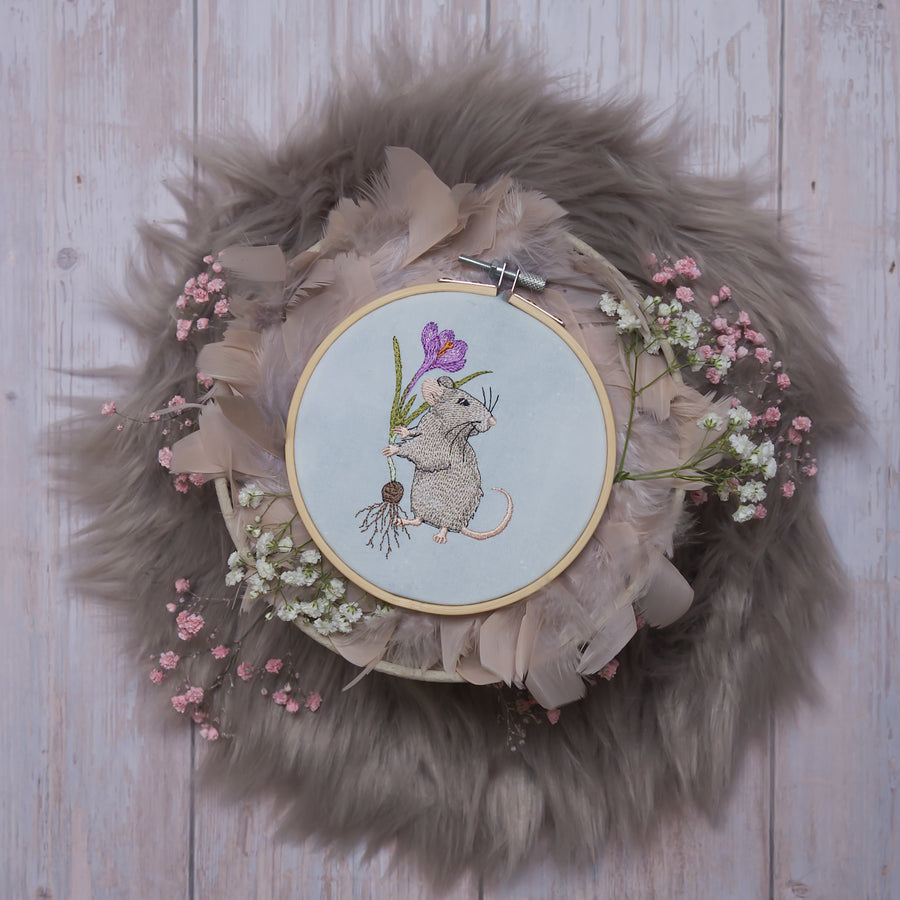 Stickdatei Maus mit Krokus