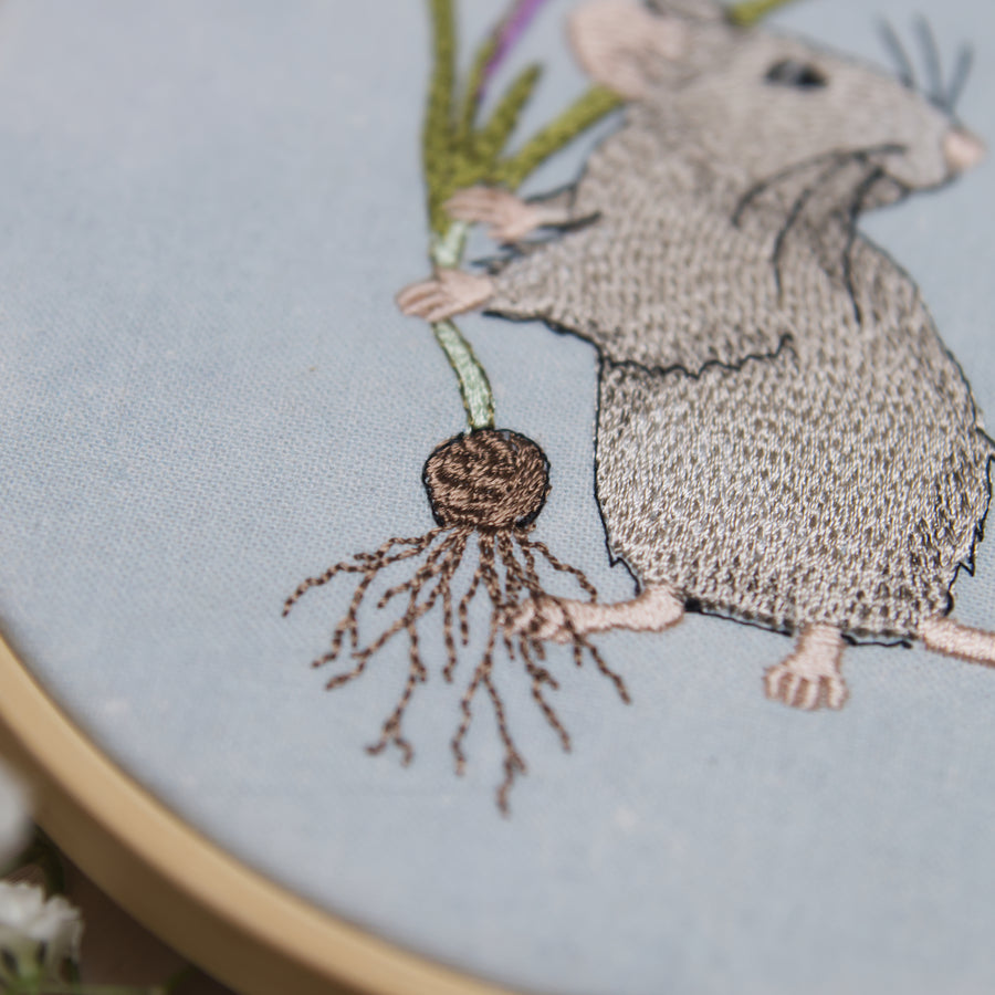 Stickdatei Maus mit Krokus